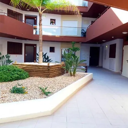 Contemporary In With Shared Pool Апартаменти