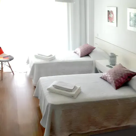 Contemporary In With Shared Pool Апартаменти Портіман