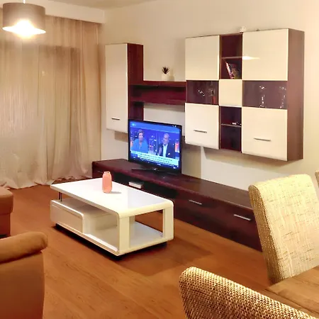 Апартаменти Contemporary In With Shared Pool Портіман