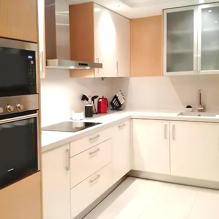 Contemporary In With Shared Pool * Портіман