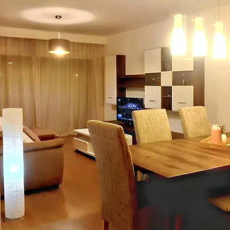 Contemporary In With Shared Pool Апартаменти