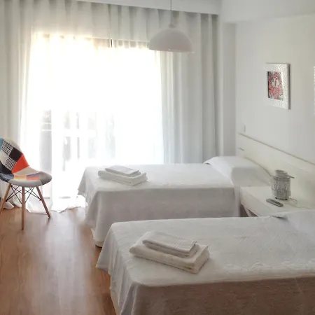 Апартаменти Contemporary In With Shared Pool